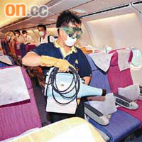 一旦發現機上有乘客患豬流感，航空公司會即時派人登機徹底消毒。