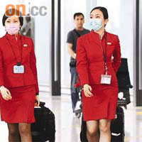 國泰航空容許機組人員自行決定是否戴口罩。	（麥潤田攝）