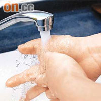皮膚科專科醫生提醒市民洗手要適可而止，每天八次已經足夠。