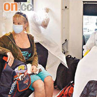 昨日再有兩名外籍女子，由機場送抵瑪嘉烈醫院檢疫，兩人全程戴口罩。	（譚威權攝）