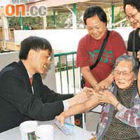 李躍輝昨日到沙田禾輋邨免費為街坊注射預防流感疫苗。	（李子強攝）