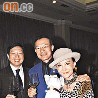 謝偉俊（中）搭住白姐姐（右），拒答八卦傳聞，左為迪士尼香港行政總裁金民豪。