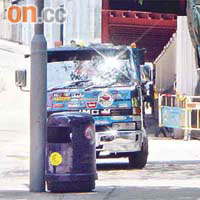 國瑞路常有貨車違泊於行人路上，造成阻塞。