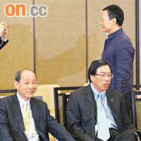 等見廣東省領導時，譚偉豪（後排左）揸機，幫謝偉俊（後排右）影張到此一遊相。