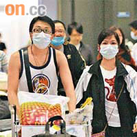 不少香港留學生陸續回港放暑假，勢令疫情更嚴峻。