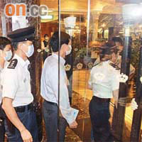 港府派出大批人員戴上口罩進入帝京酒店調查。