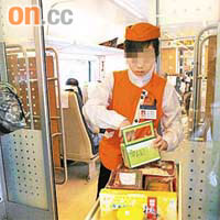 火車上負責推餐車的職員，全程沒戴手套去處理食物。