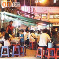 葵涌光輝圍食肆常於晚市時佔用行人路擺放枱櫈營業。