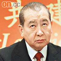 立法會議員李國寶擔任東亞銀行主席。