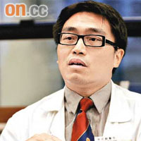 廣華醫院頭頸整形外科顧問醫生張永融說，今日會為病人進行手術清除受損皮膚組織。