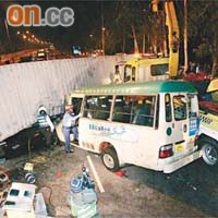 一輛44號專線小巴於○七年與切線貨櫃車相撞，釀成嚴重交通意外。	（資料圖片）