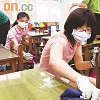 台北縣光復小學的老師在課室清潔。（本報台北傳真）