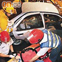 大埔公路迴旋處私家車撞壆損毀，受傷司機由消防員救出送院。	（胡德威攝）
