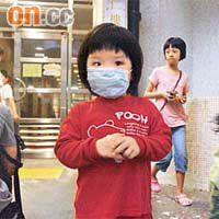 出入樂仁樓的住客都做足防護措施，有兒童戴上口罩。