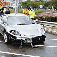 警方將撞毀的法拉利跑車拖到廣福邨迴旋處調查。	（蔡高華攝）