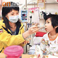 陳太（左）大半年來留守醫院照顧小虹，患病期間小虹體重急降。	（資料圖片）