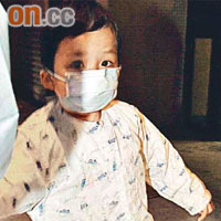 確診四歲男童昨由屯門醫院轉送瑪嘉烈醫院接受隔離治療。	（鄭家如攝）