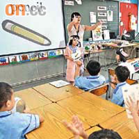 不少小學學生家長近日向不同的中學查詢，以了解學校開設英文班的情況。