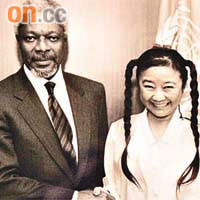 龔如心與時任聯合國秘書長安南握手合照。