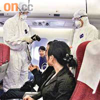 中國民航局加強對入境航班檢疫，所有國際航班的旅客都要進行體溫檢測。（資料圖片）