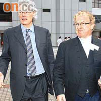 陳振聰代表律師麥至理（左）及英國御用大律師Ian Mill。