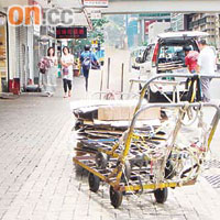 荃灣楊屋道回收店佔用行人路擺放手推車及紙皮等雜物。