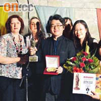 柳曉彤（前排右一）與隊友及繪畫師，一同領取蒙馬特全球隊際總冠軍獎項。