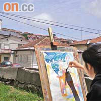 柳曉彤在馬其頓古城街頭繪畫的情景。