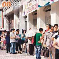 小一派位結果公布前，已有逾百名家長於九龍塘的統一派位中心等候。	（鍾麗珊攝）