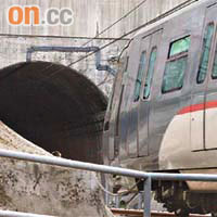 不法之徒趁沒有列車行駛時，闖入隧道約二百米盜取電線。	（馮溢華攝）