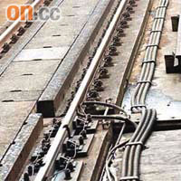 列車行駛由多條電線輔助，如電力線、電訊線及訊號線等。