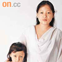 林寶妻子Sony與女兒展示林寶的生活照。