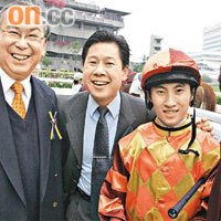 許仕仁（左一）中籤買新馬。	（資料圖片）