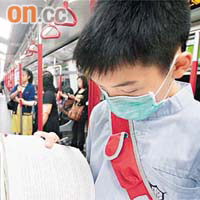 小朋友們注重個人衞生，在乘搭公共交通工具時亦戴上口罩防疫。	（孫冰玉攝）