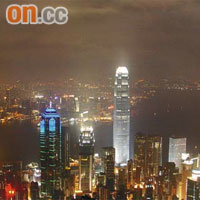 香港的夜空被燈光照得通明，顯示光害嚴重。