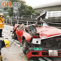 事發時的士被撞後車頂遭削去，車頭亦毀爛不堪。	（資料圖片）