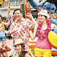 金民豪（中）與庾澄慶（左）着住夏威夷恤大跳「史迪仔626熱舞」，宣傳迪士尼嘅夏日特備節目。	（黃慧琪攝）