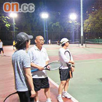 獲悉網球場封閉在即，一眾網球愛好者近日每次碰頭均就閂場事件議論紛紛。