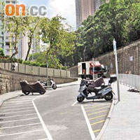 電單車泊車位設於葵涌大隴街落斜路段，使用率偏低。