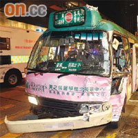 肇事小巴車頭嚴重損毀。