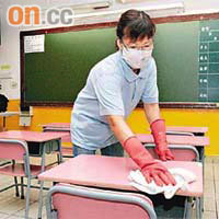 學校職員加緊清潔課室。