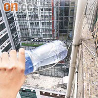 記者在豉油街的福泰大廈頂層，輕易把礦泉水水樽從破窗伸出街外。	（模擬圖片）