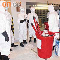 大批清潔工人到香港澳洲國際學校消毒校園。