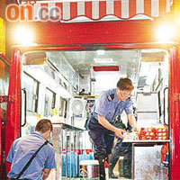 消防處有膳食供應車，為連續救火救人四小時的人員提供熱飯。	（資料圖片）