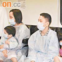 一對男女連同兩名幼童由明愛醫院轉到瑪嘉烈醫院。	（周亮恒攝）
