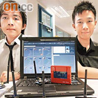 黎瀚倫（左）和蕭安迪（右）設計的感應器網絡可以探測易燃氣體，避免發生家居意外。	（伍鎮業攝）