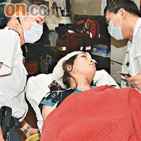 尖沙咀：逛街時疑中暑跌倒受傷的日籍女子送院治理。	（郭垂垂攝）