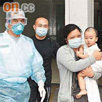 豬流感肆虐，一名一歲男童昨由親人陪同，由廣華醫院轉送瑪嘉烈醫院傳染病中心。 	（吳建明攝）