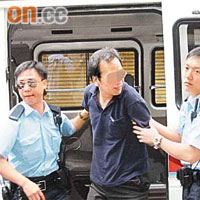 涉案茶客被警員拘捕。	（左錦鴻攝）