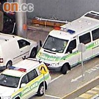 救護車到機場接載受傷乘客。